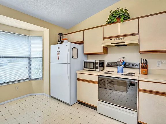 4th image of 2610 King Oak Cir