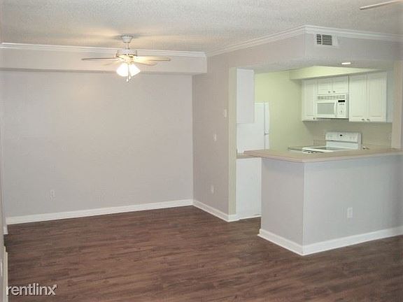 Kitchen (w/breakfast bar) and dining area