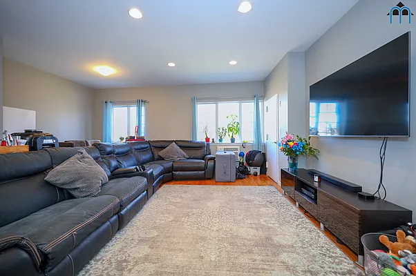 Sold by Momentum Real Estate LLC | media 1