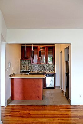 2nd image of 272 Henry St APT 4B