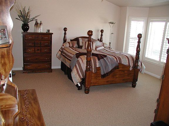 Huge Master Suite w/WIC and full bath w/sep tub and shower