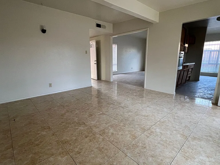 5105 Danny Dr — Photo 2