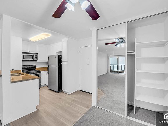 3rd image of 5500 Owensmouth Ave APT 212