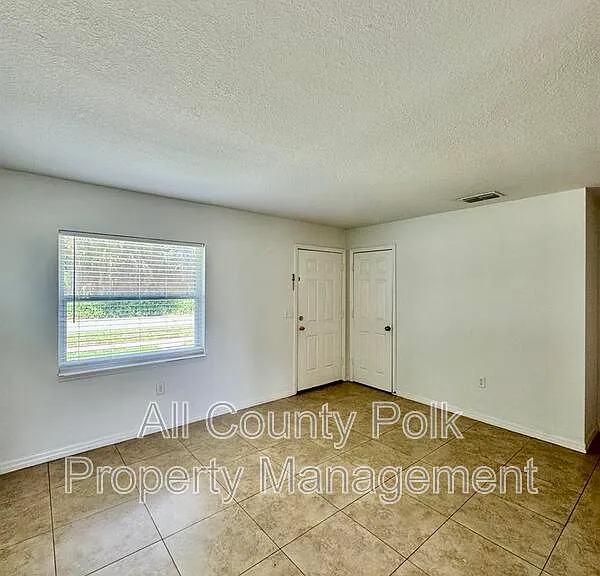 2415 S Crystal Lake Dr — Photo 4
