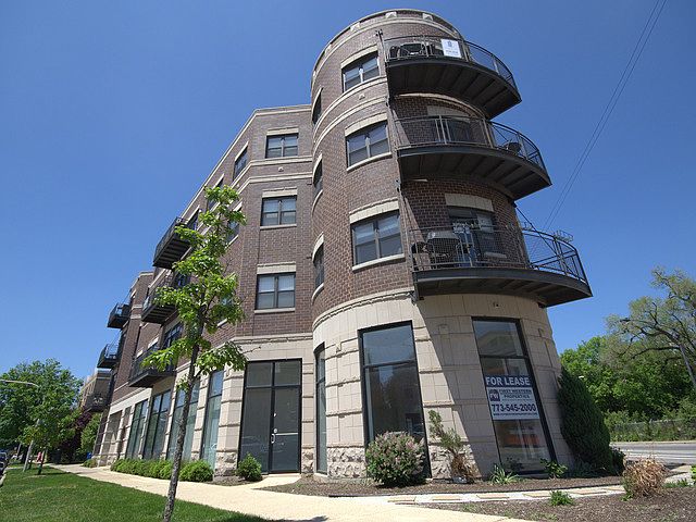 1st image of 3028 W Roscoe St APT 203