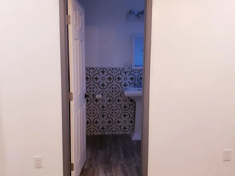 Entry to bathroom via 1st bedroom