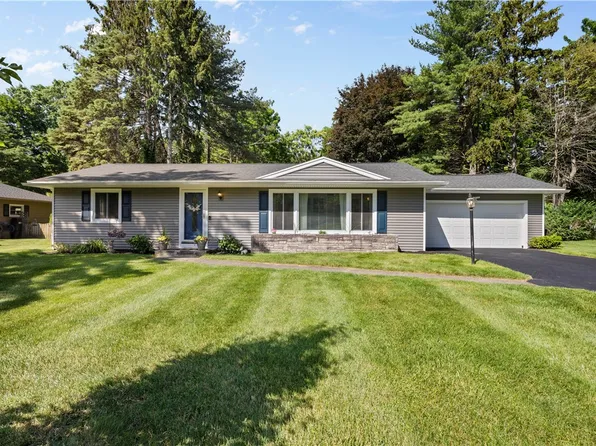 16 Trowbridge Trl, Pittsford, NY 14534