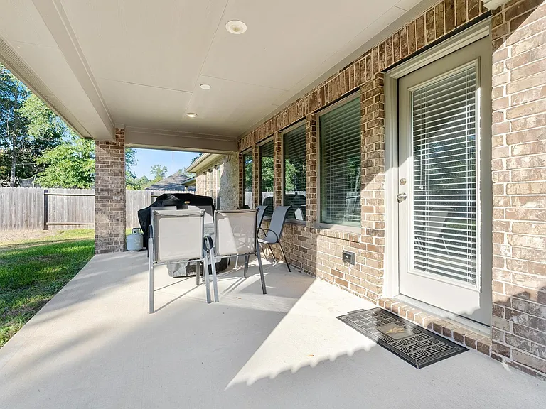18716 Laurel Hills Dr — Photo 34