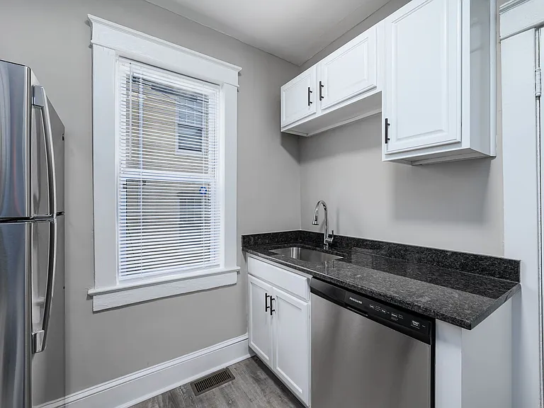1015 Bank St — Photo 10