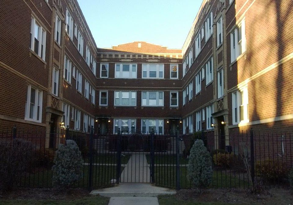 Front of the building. The unit is on the right side of the