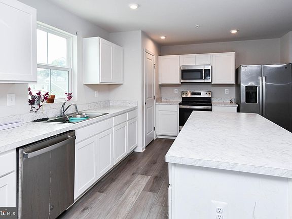 4th image of 90 Charlotte St