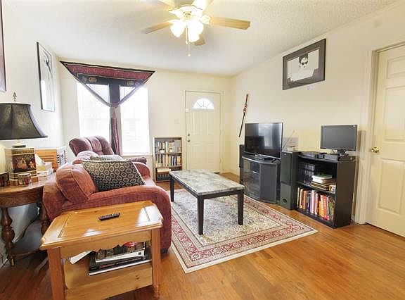 4th image of 133 W Avenue G