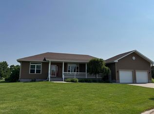 1295 Quail Ridge Cir, Clay Center, NE 68933
