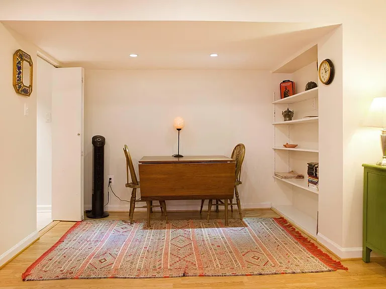 Calvert St NW — Photo 8