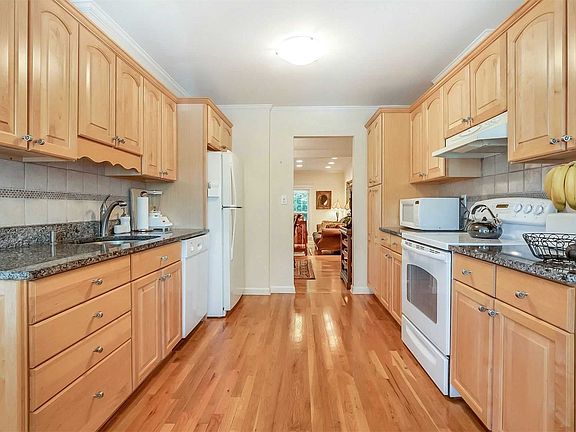 4th image of 18 Woodlake Dr E