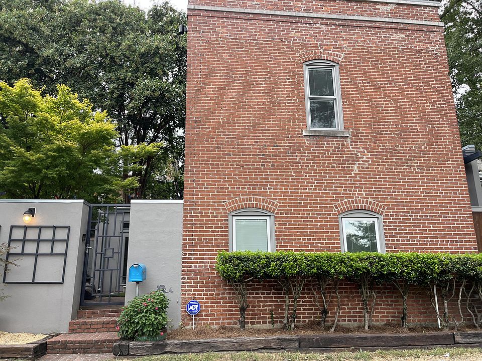 2nd image of 825 Clark St