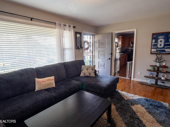 4th image of 321 Cedar Ave
