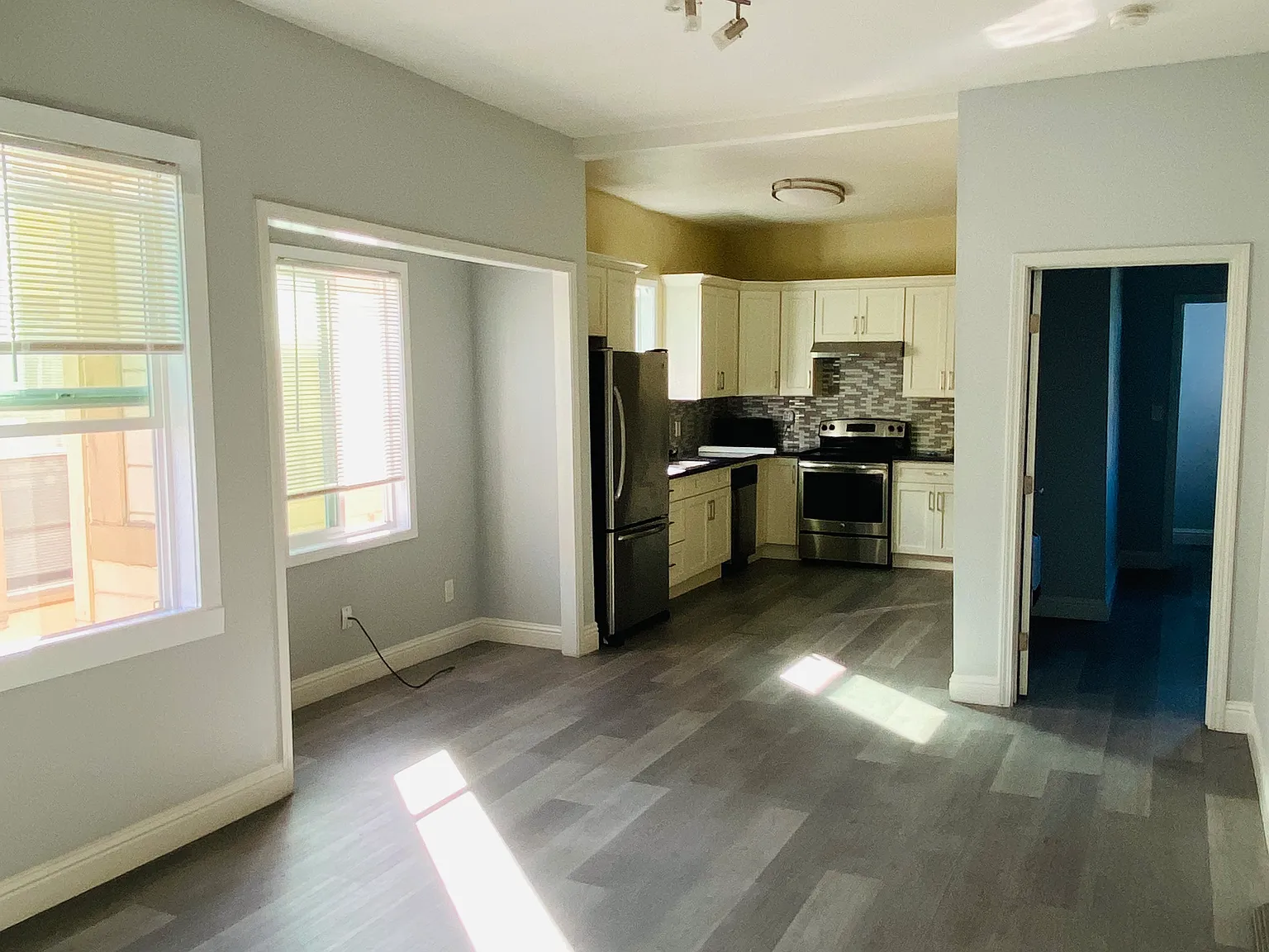 4 bed, 2.5 bath, 1300 sqft, $3,800 — Photo 3