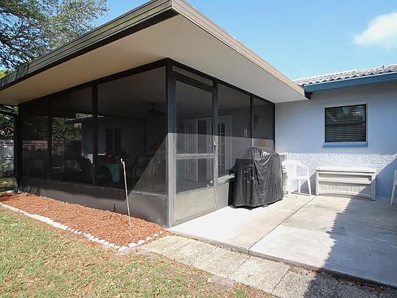 4th image of 9710 Parkwood Ct