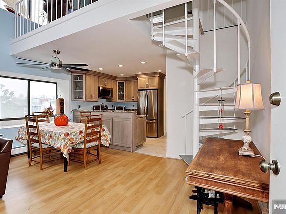 3rd image of 602 West Ridge Mews #602