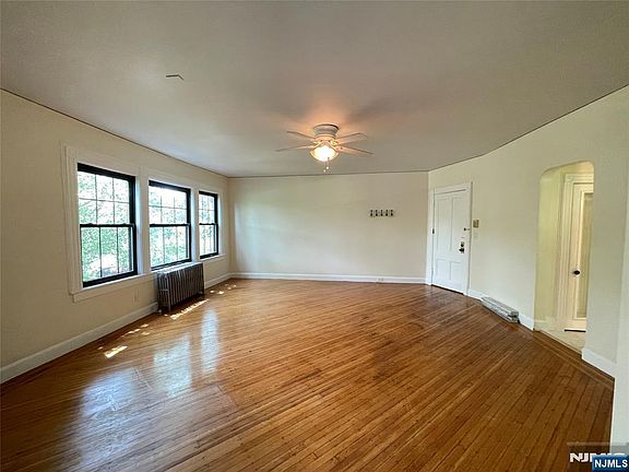 3rd image of 195 Lorraine Ave APT 3