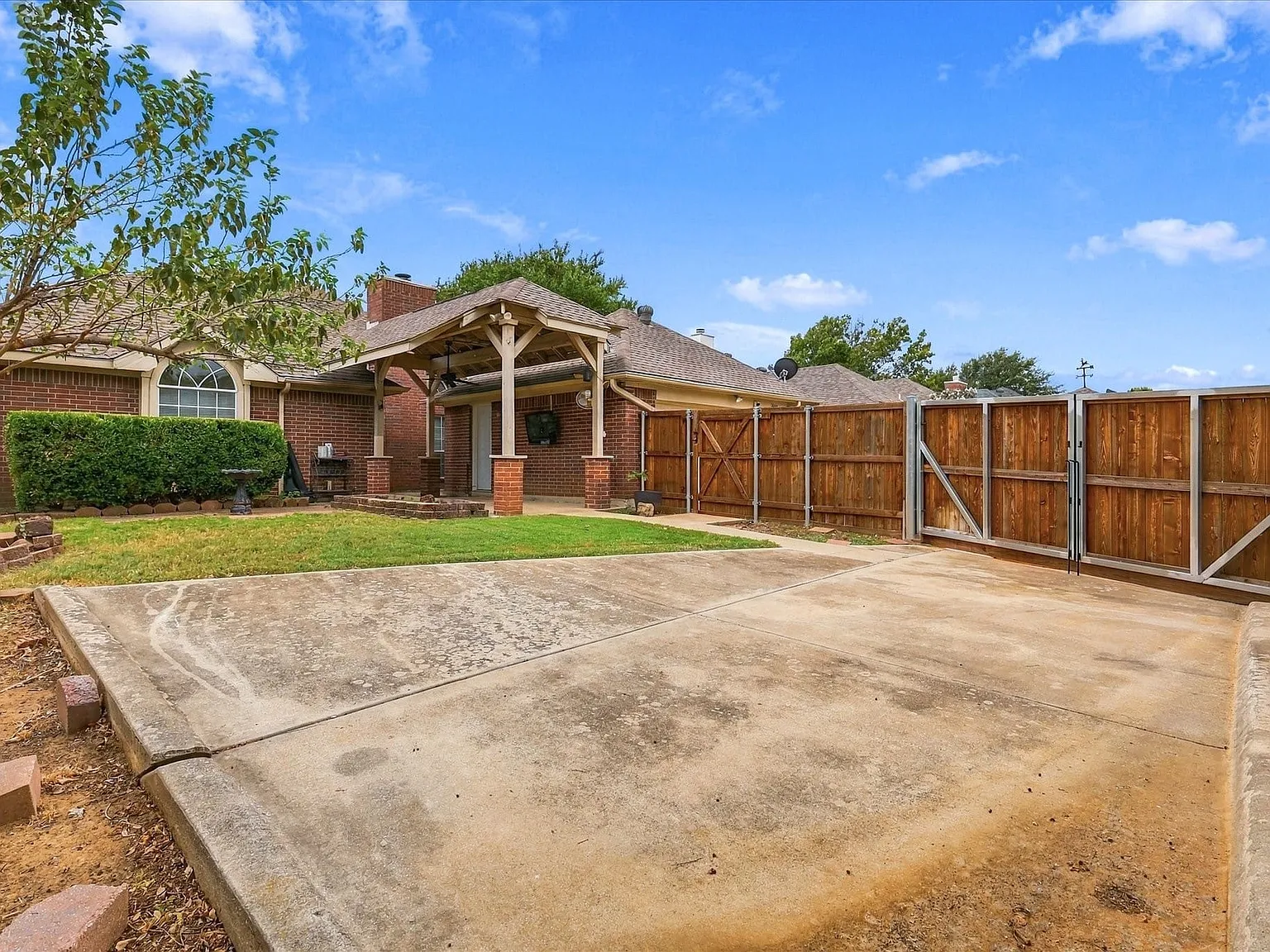 3 bed, 2.0 bath, 1952 sqft, $2,650 — Photo 3