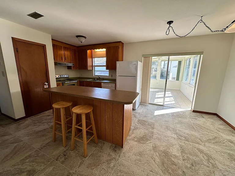241 Belaire Dr — Photo 10