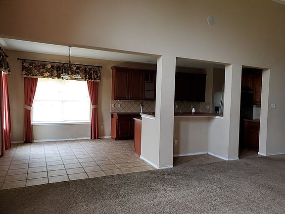 4th image of 627 Magnolia Ln