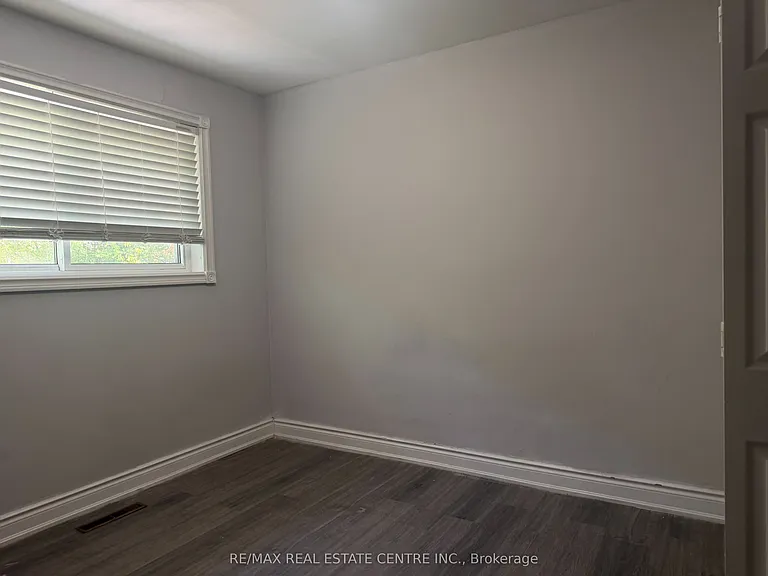 62 Corby Cres — Photo 5