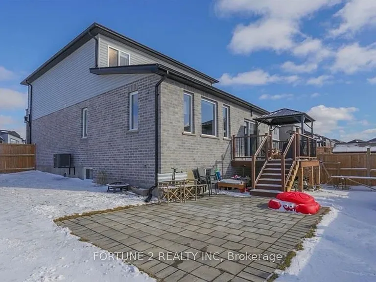 1877 Foxridge Cres — Photo 14