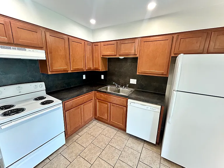 1603 Mossglenn Cir — Photo 3