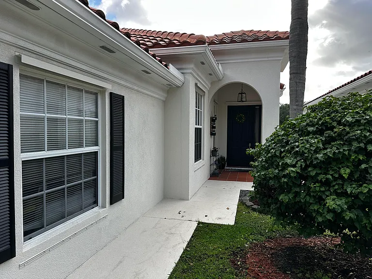 2023 Valencia Dr — Photo 2