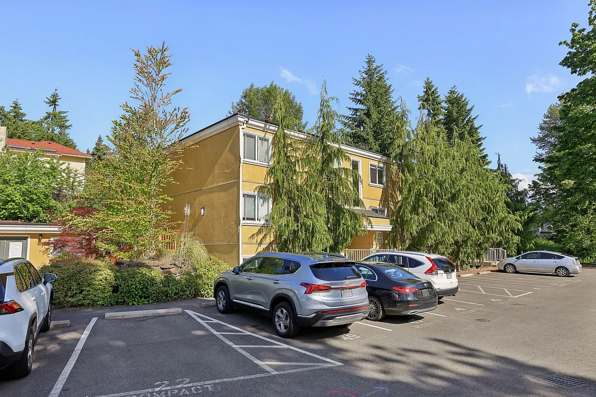 Building Photo - Champagne at Bellevue