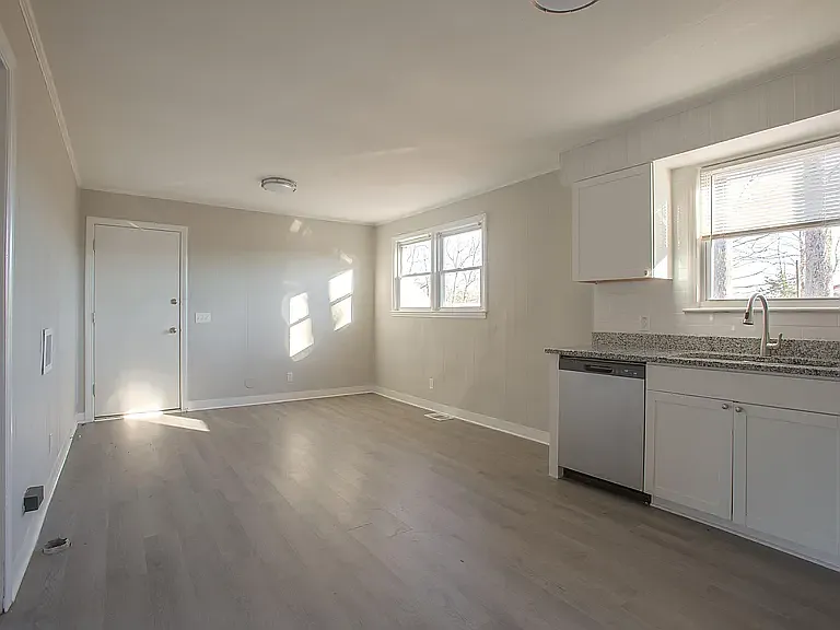 305 Kenmore Dr — Photo 6