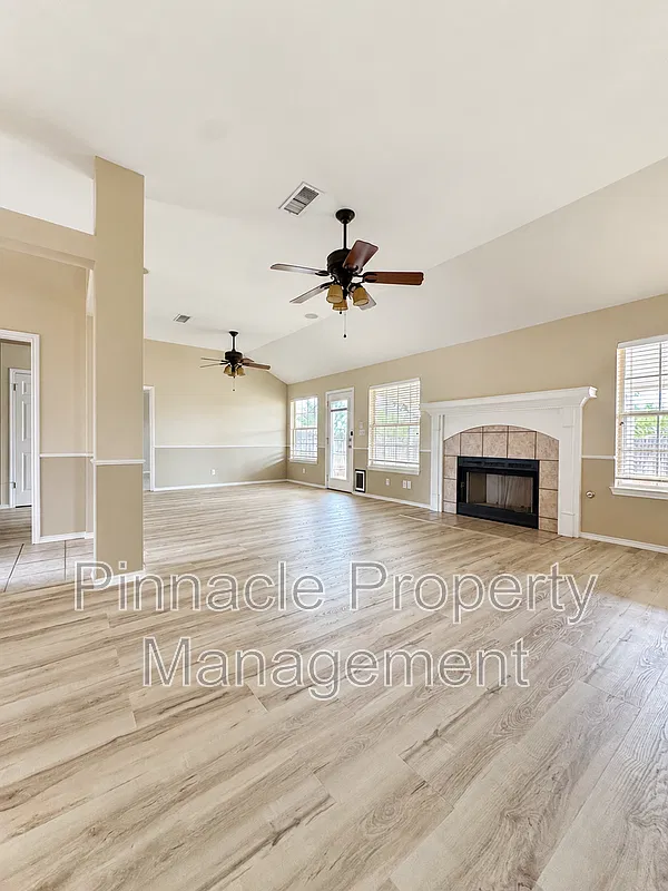 3 bed, 3.0 bath, 1584 sqft, $2,295 — Photo 4