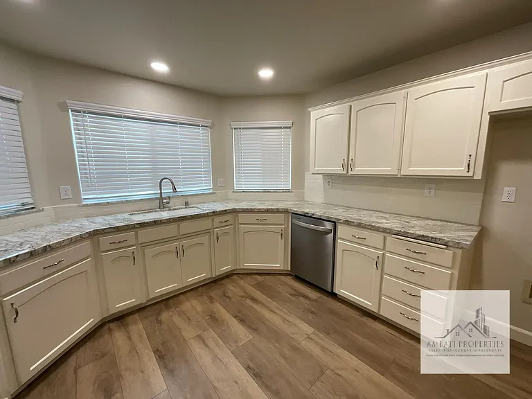 1834 E Lester Ave — Photo 6