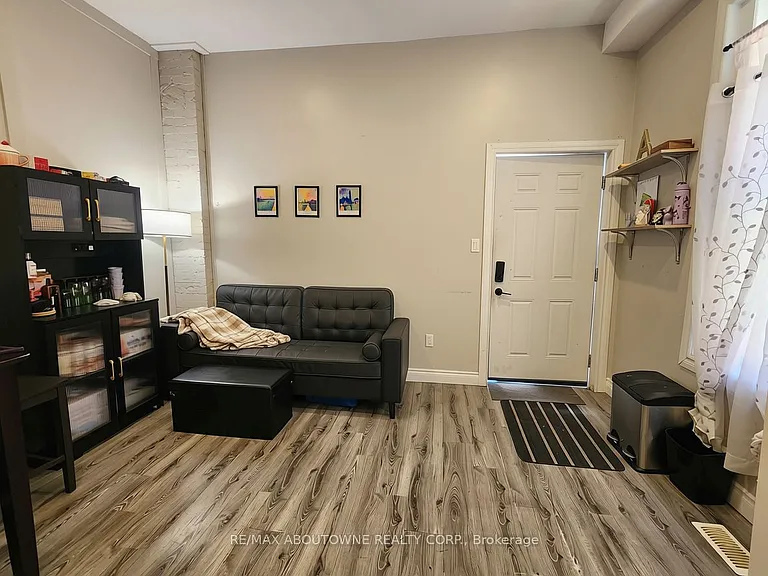 498 Main St E #1B — Photo 4