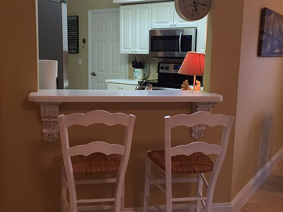 Breakfast bar w/ stools