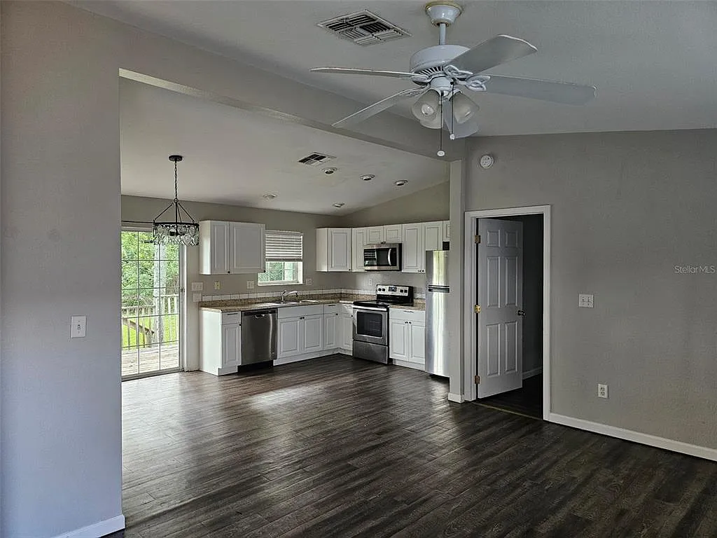 3 bed, 2.0 bath, 1056 sqft, $1,900 — Photo 2