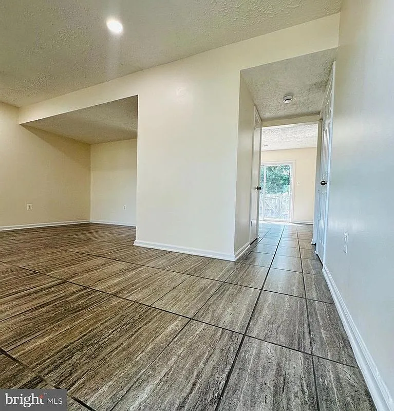 2 bed, 3.0 bath, 1144 sqft, $2,650 — Photo 3