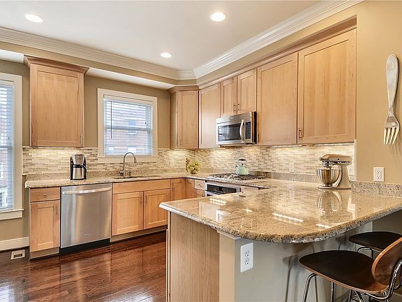 Huge Kitchen w/ Granite, Stainless Appliances and Pantry