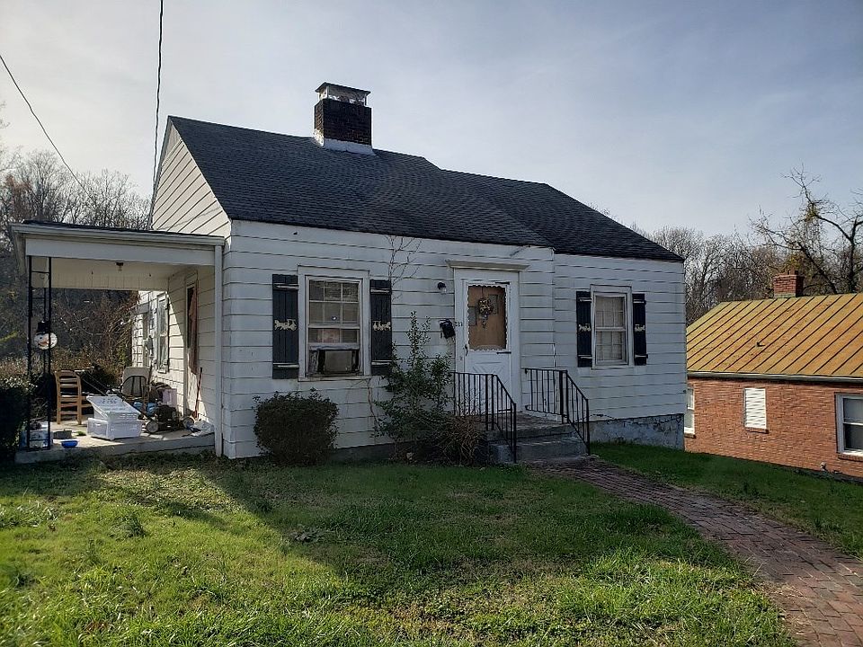 2nd image of 221 Pine St