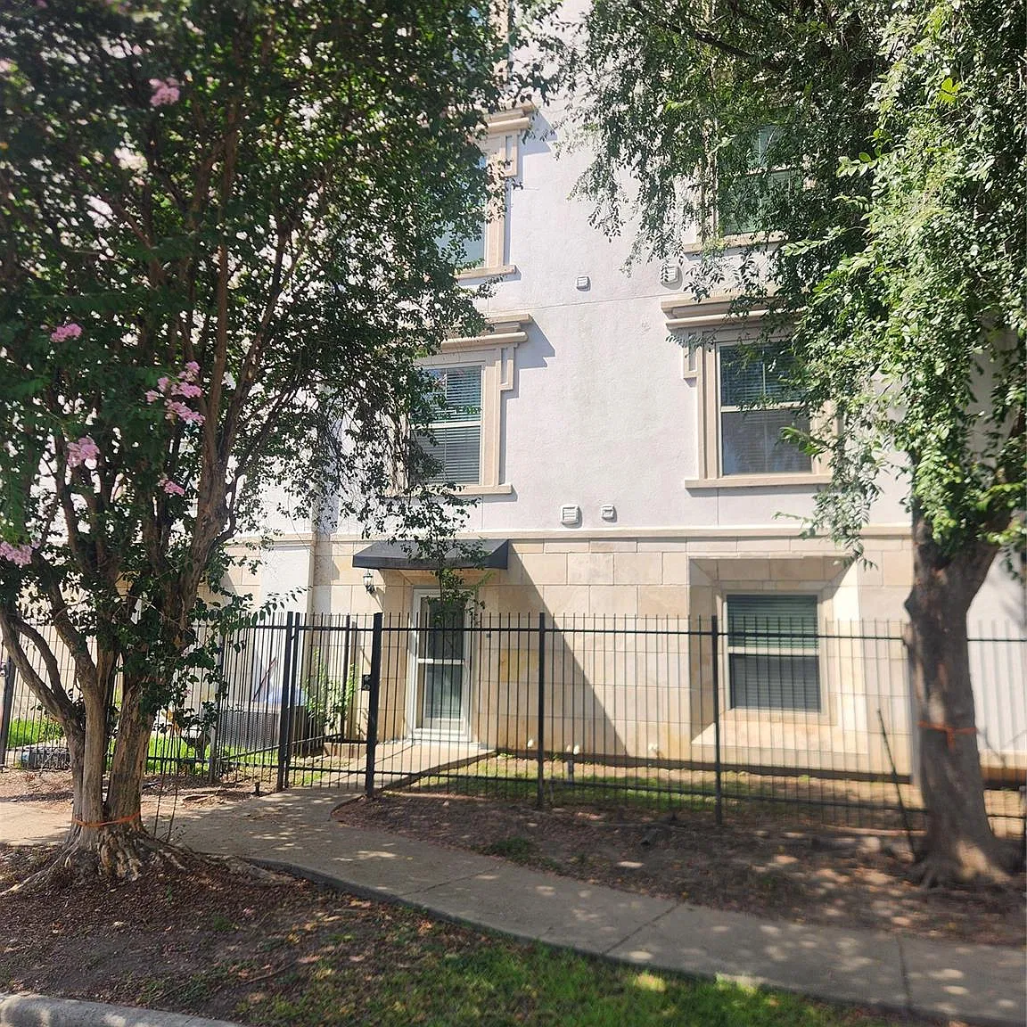 2 bed, 2.0 bath, 1049 sqft, $1,750 — Photo 2