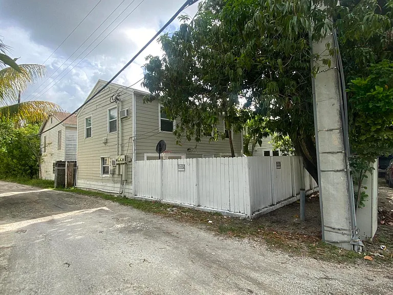 115 NE 2nd St #2 — Photo 1