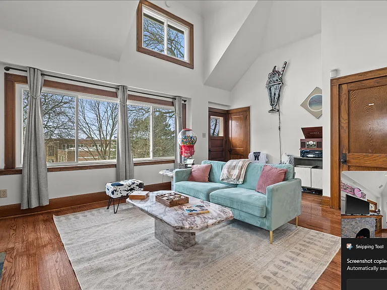 Vaulted ceilings!