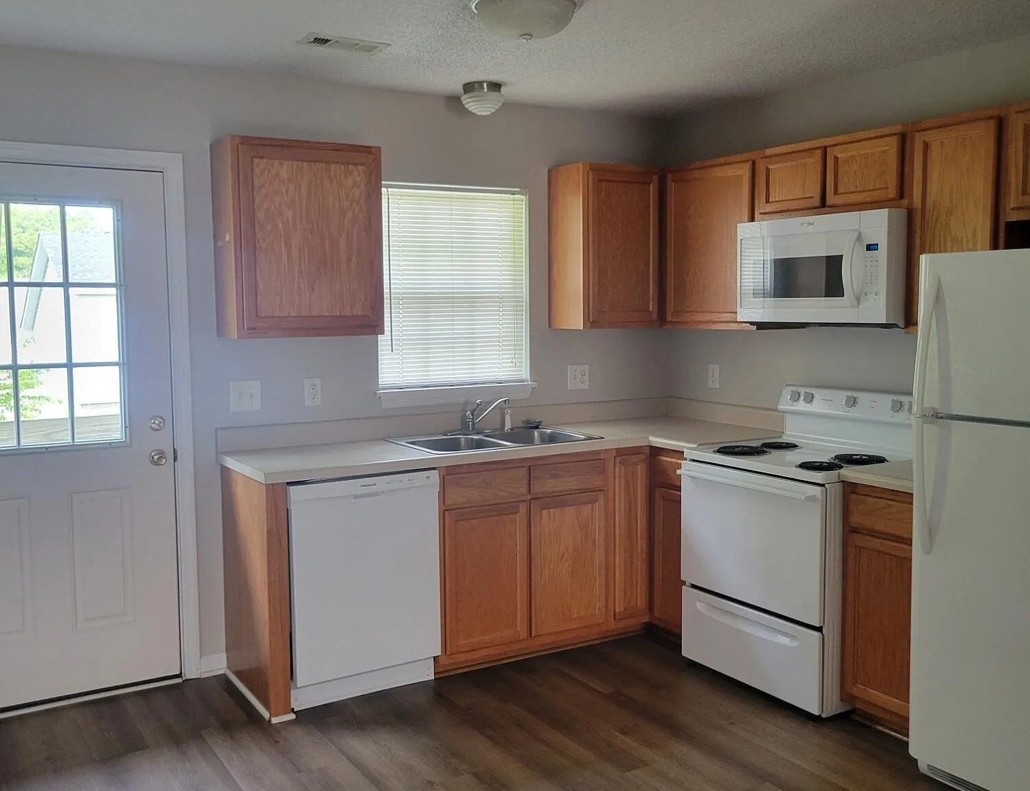 2 bed, 1.0 bath, $1,095 — Photo 4