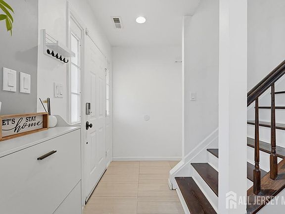 4th image of 5 Chamberlain Ct