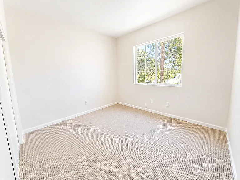 120 Mahogany Ln — Photo 4