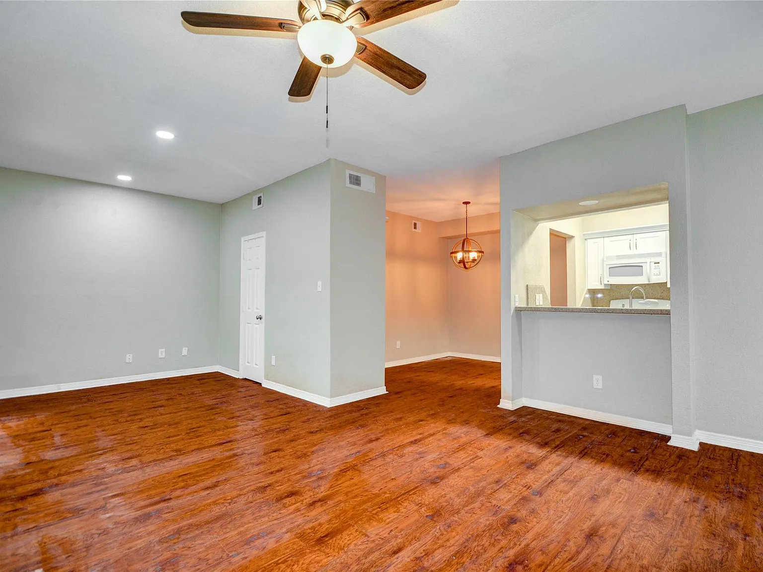 1 bed, 1.0 bath, 995 sqft, $1,350 — Photo 2
