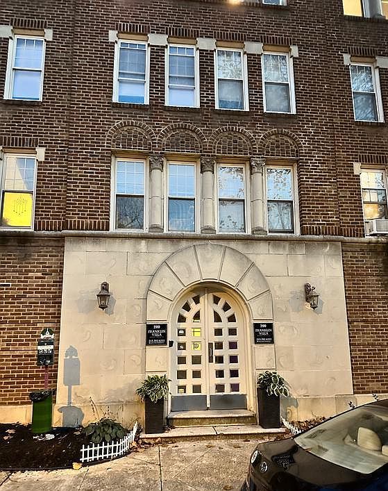 1st image of 202 W Sedgwick St #206